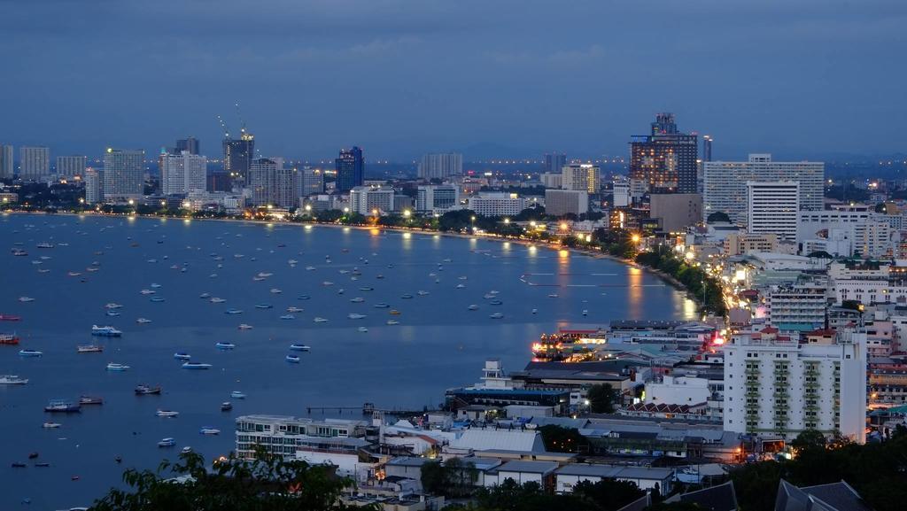 Peak Tower In Phatumnak Pattaya Zewnętrze zdjęcie